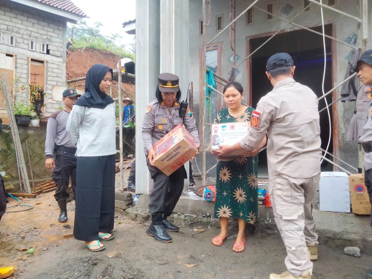 Warga Terdampak Tanah Longsor di Kediri Dapat Bantuan Bantuan Polisi