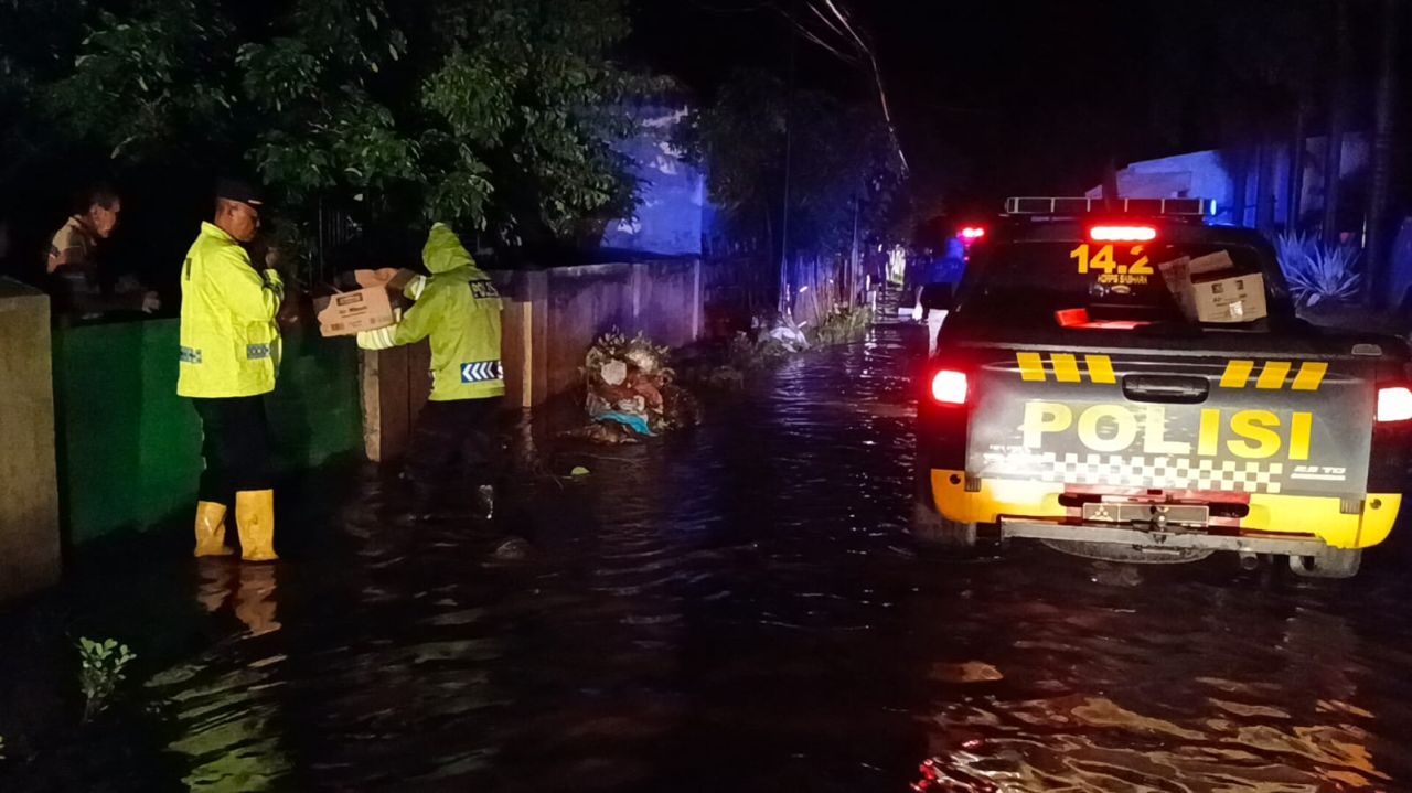 Timsar Gabungan TNI-POLRI Evakuasi Korban Banjir Dringu Probolinggo