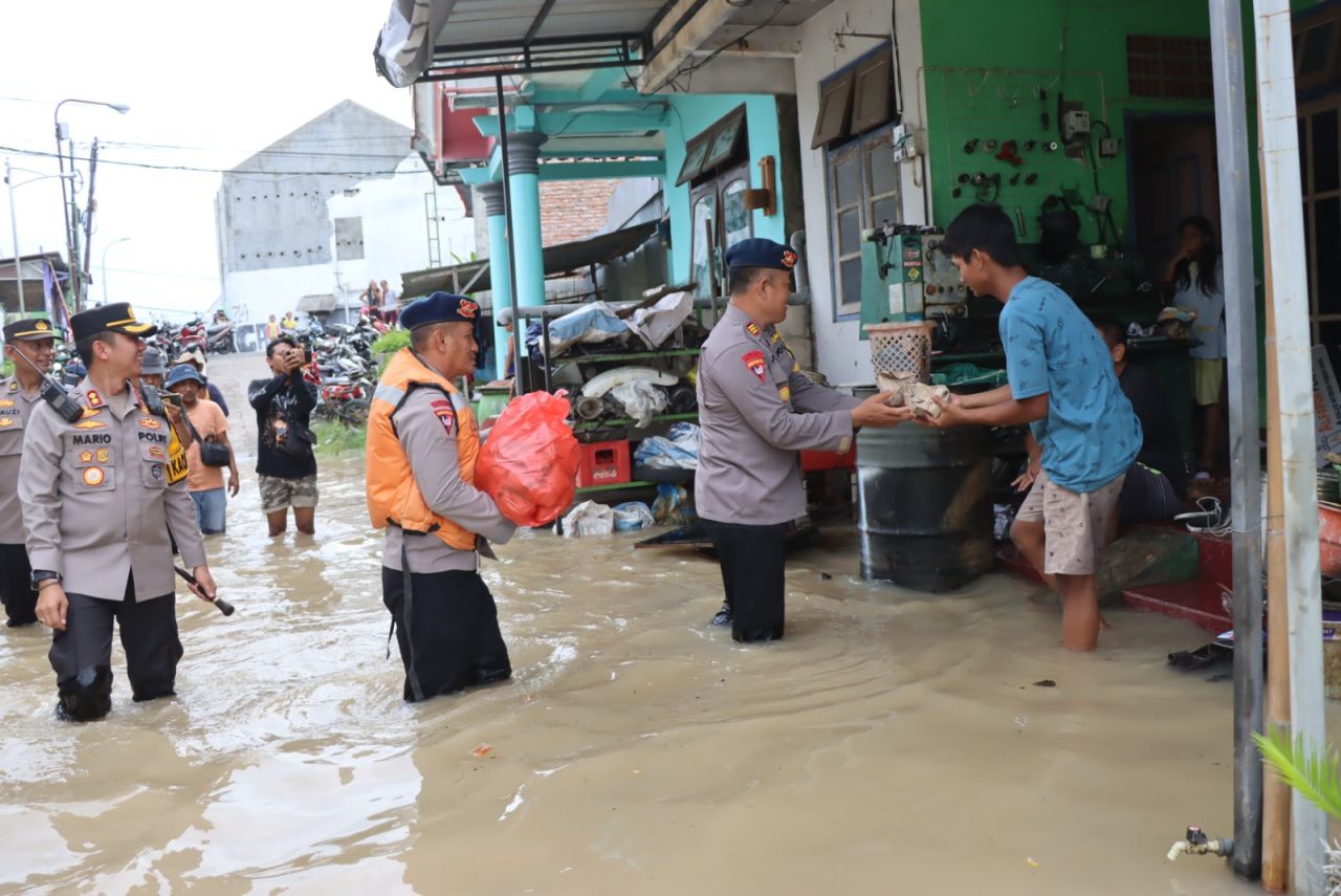 Banjir Belum Surut, Polres Bojonegoro Pantau Tinggi Muka Air Sungai Bengawan Solo