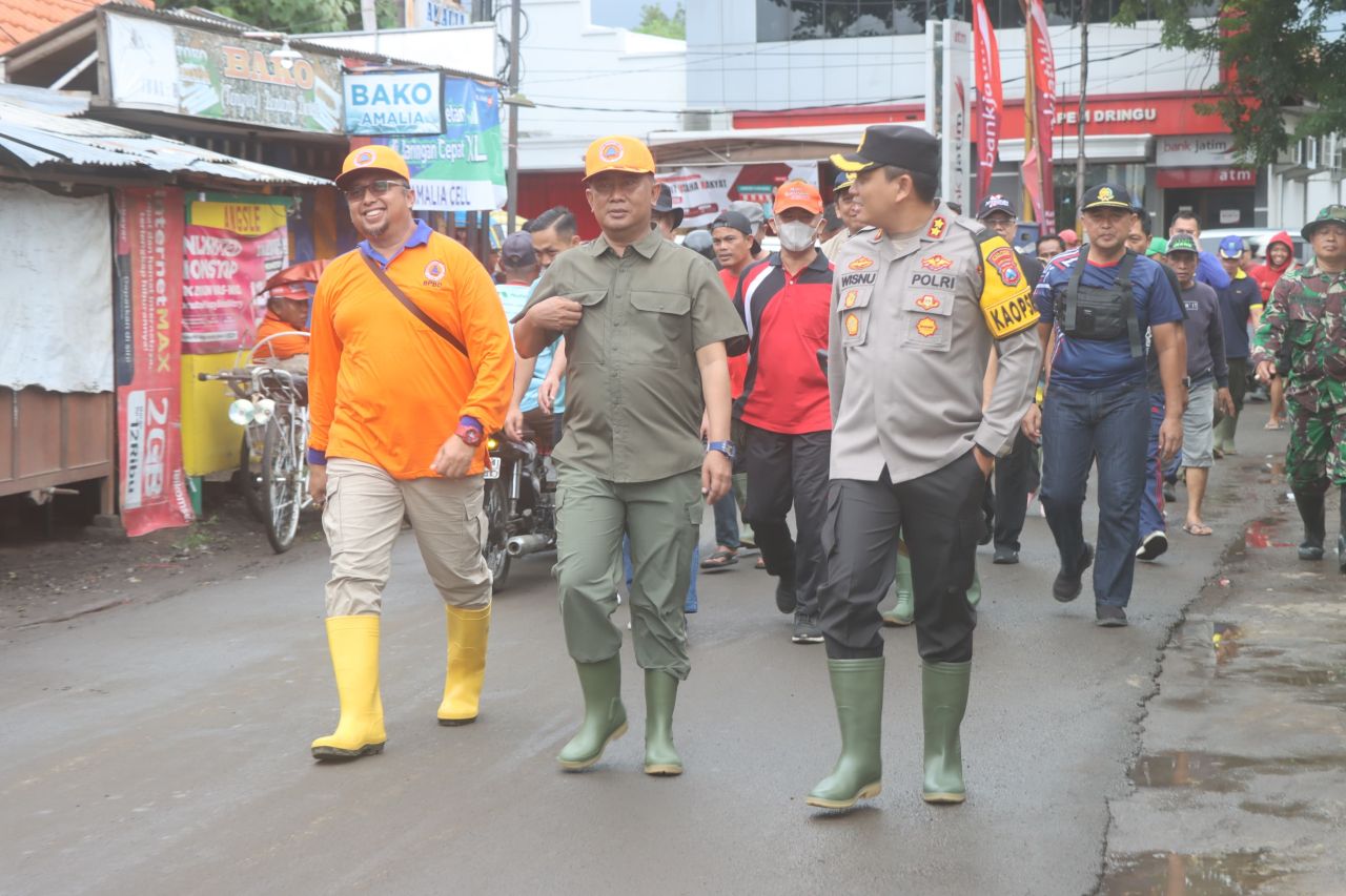 Forkopimda Probolinggo Gotong Royong Bersihkan Material Banjir Dringu