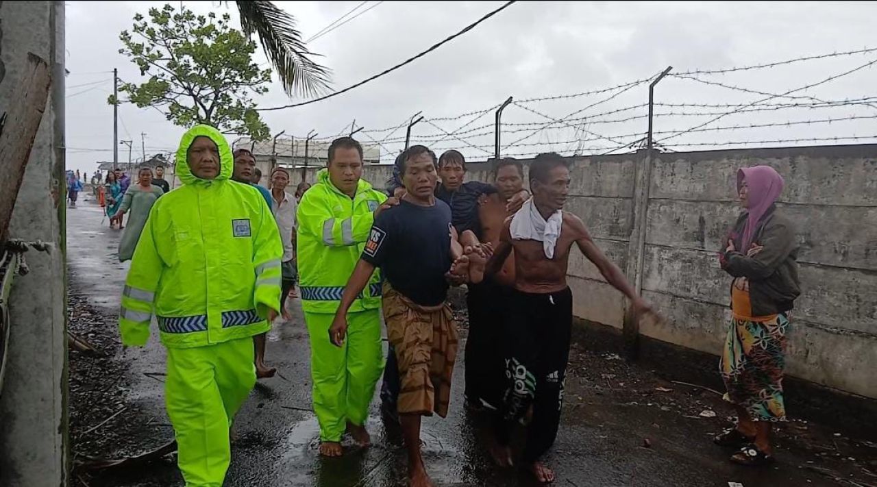 Perahu Dihantam Ombak, Tiga Orang Nelayan Diselamatkan Satpolairud Situbondo