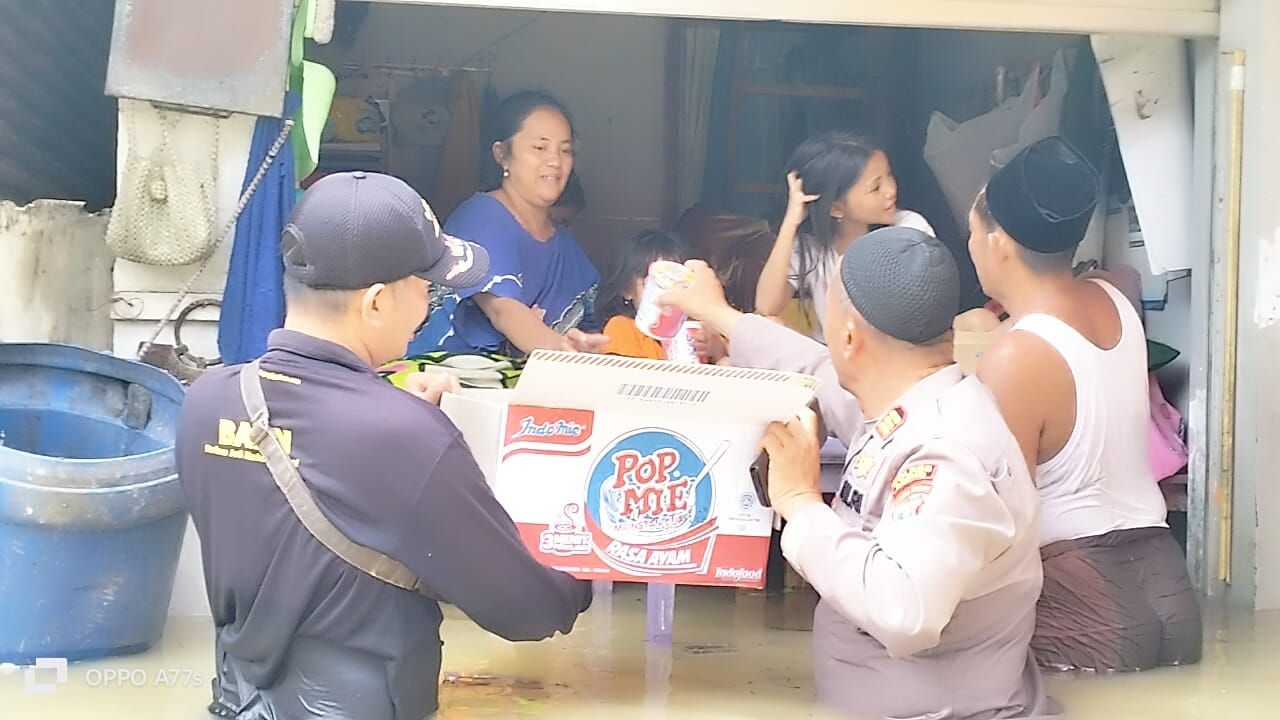 Banjir Bandang, Polres Sampang Salurkan Paket Sembako di Tiga Kecamatan