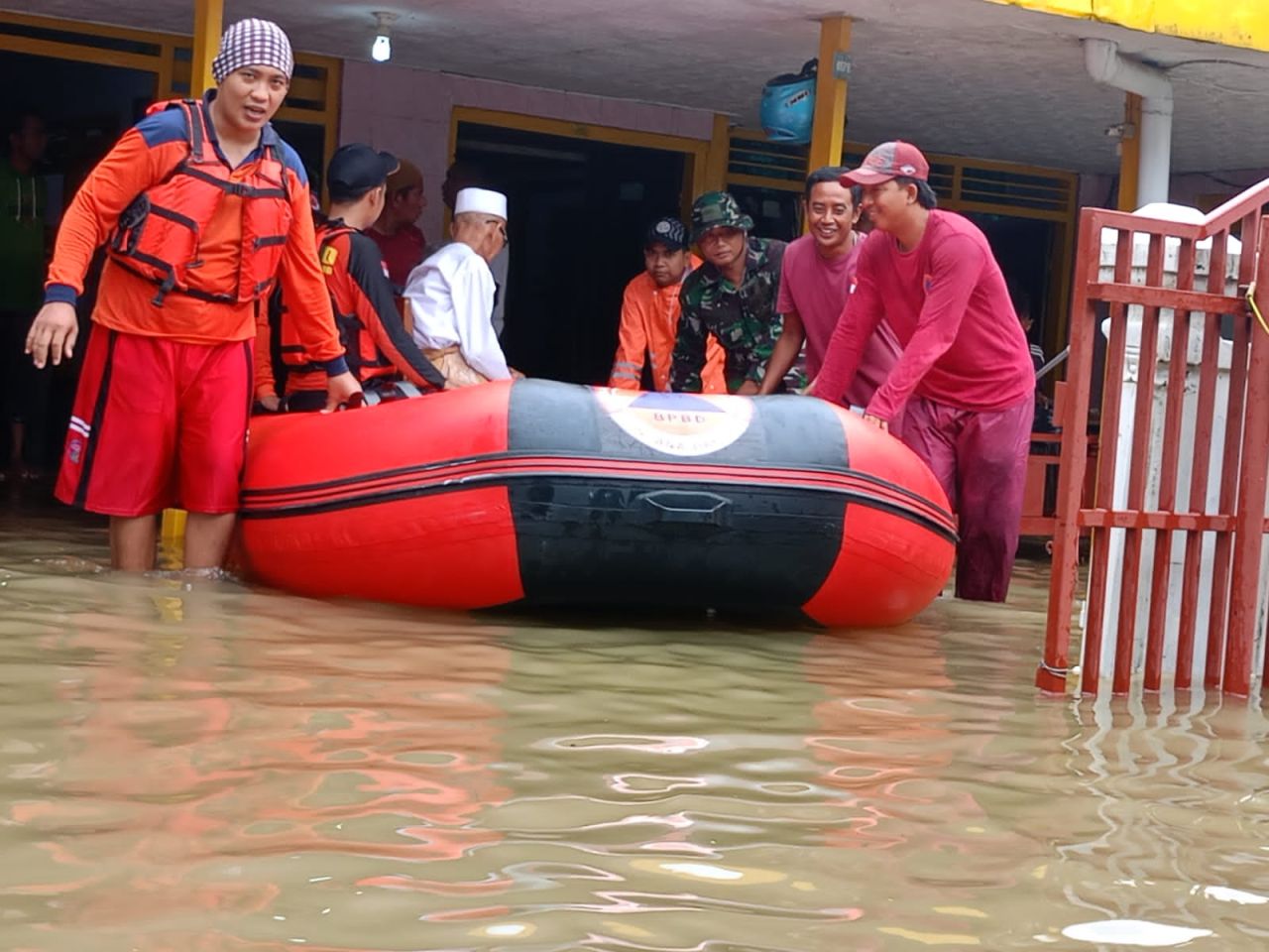 Babinsa dan BPBD Berhasil Evakuasi Purnawirawan TNI dari Banjir Bandang Sampang