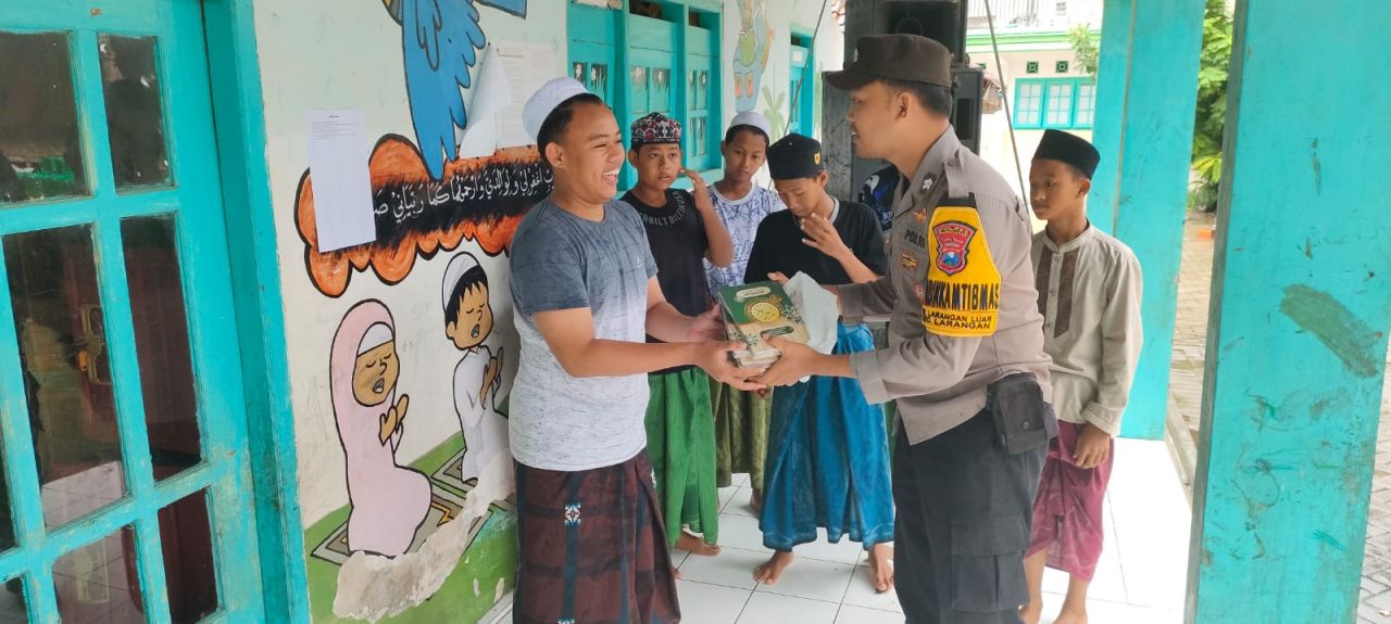 Ramadan 1445 H, Polres Pamekasan Bagikan Al-Qur'an Door to Door Kesejumlah Tempat Ibadah