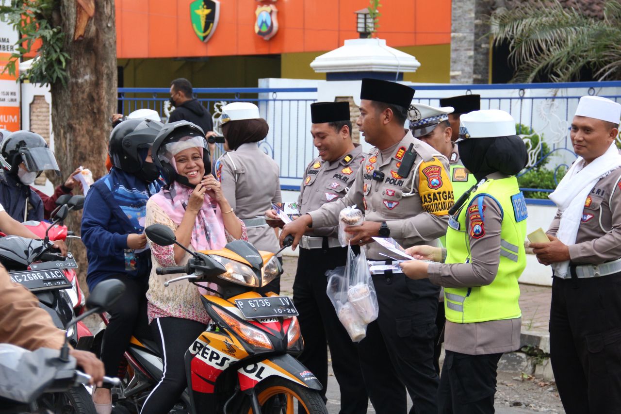 Operasi Keselamatan Semeru 2024 Polres Jember juga Bagikan Takjil