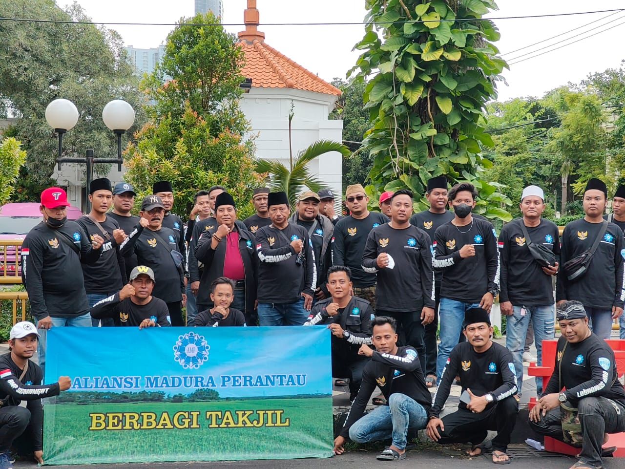 Aliansi Madura Perantau Bagikan Takjil di Depan Gedung DPRD Surabaya