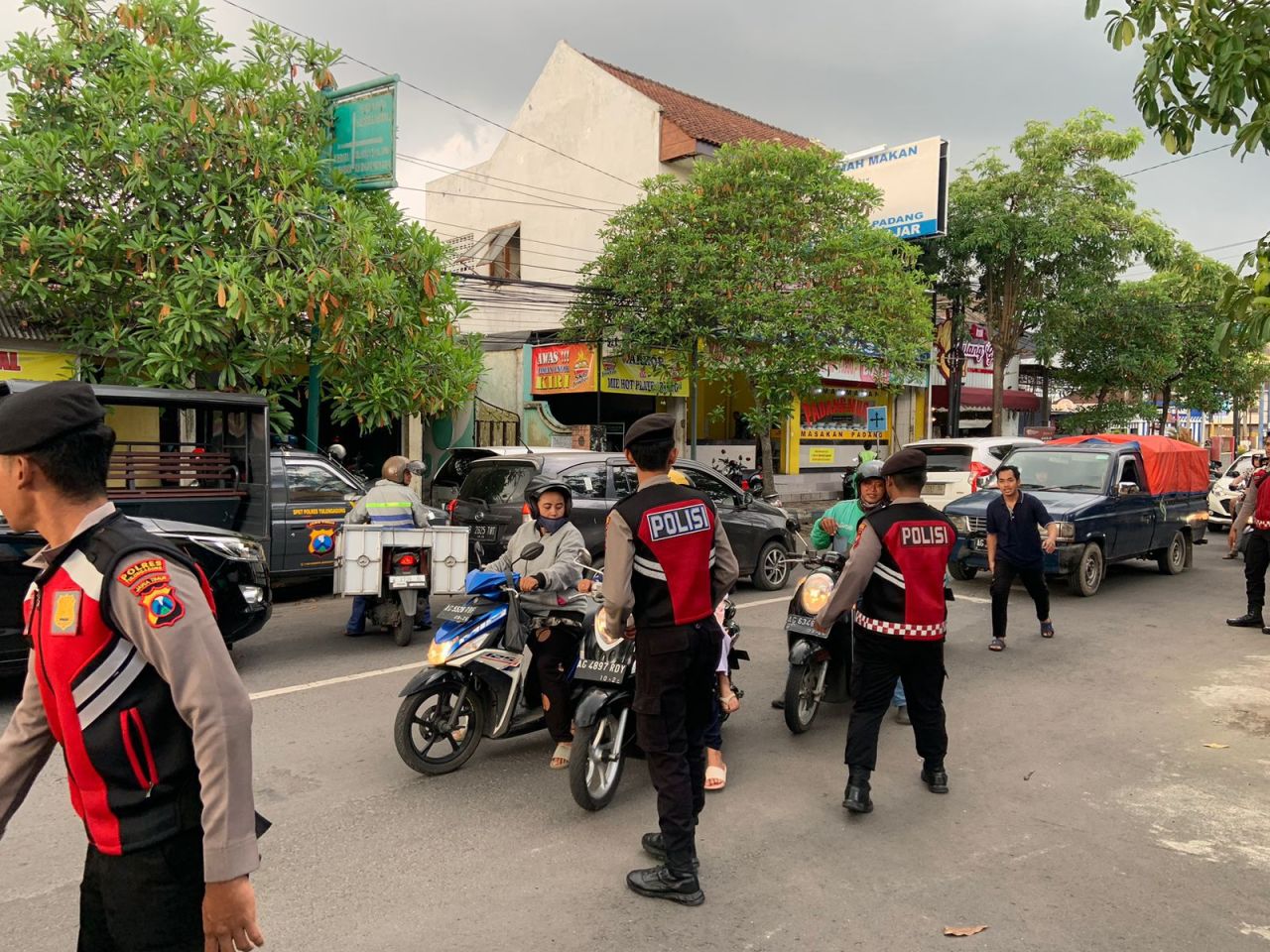 Polres Tulungagung Bagikan Takjil di Jalan Ahmad Yani Timur