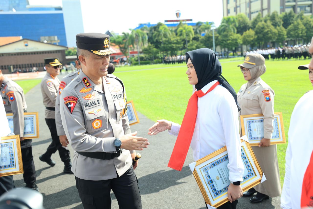 35 Anggota Berprestasi Dapat Penghargaan Kapolda Jatim