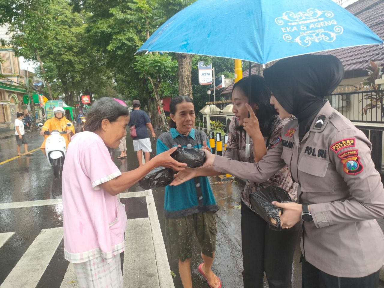 Aksi Polwan Polres Malang Bagikan Ratusan Kantong Takjil