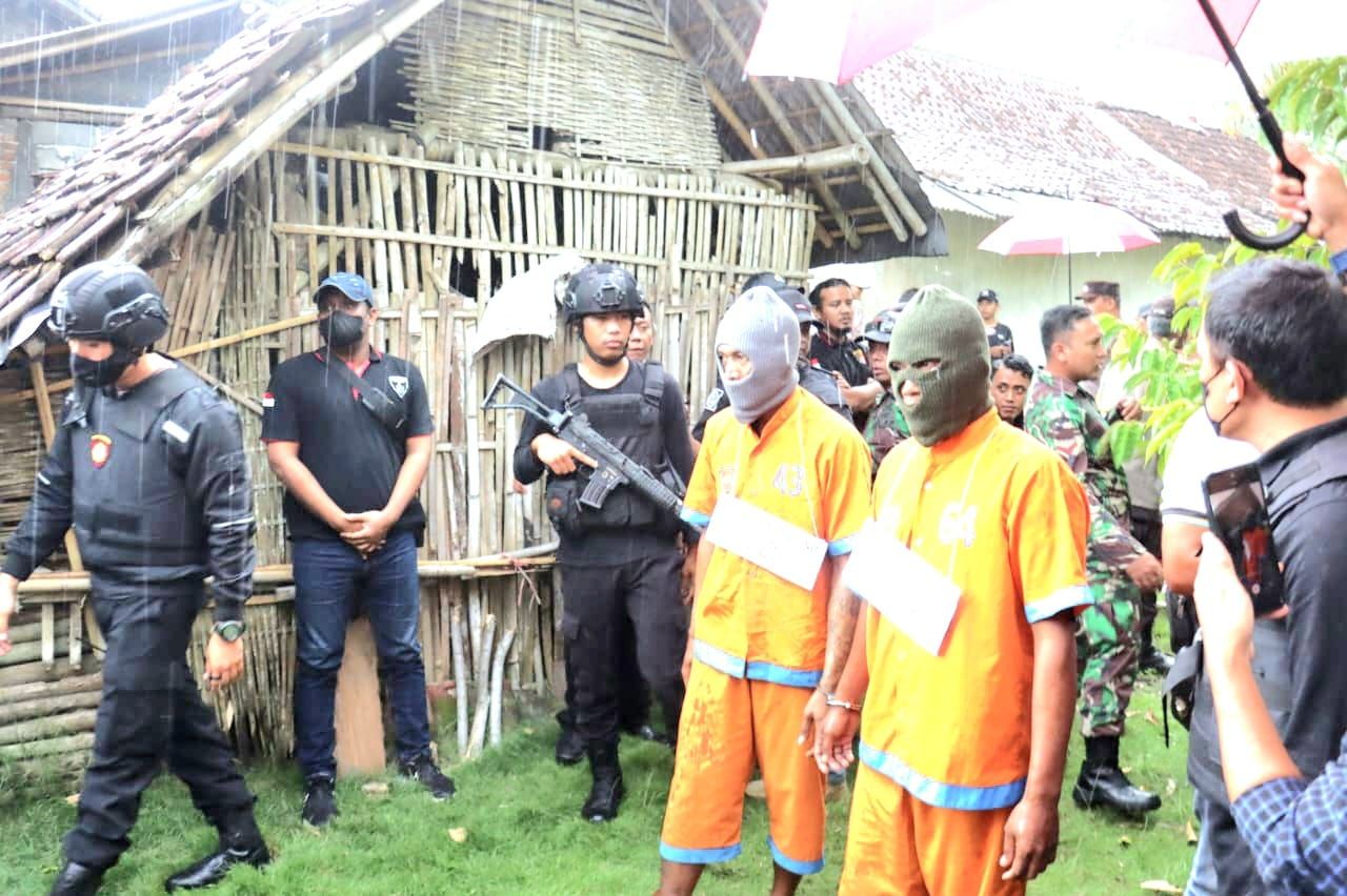 Dua Tersangka Maling Sapi di Lumajang Digelandang Polisi