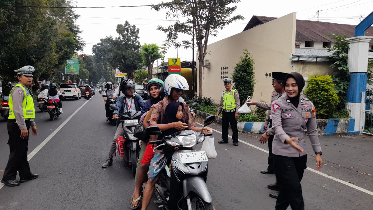 Melalui Takjil Polres Bondowoso  Edukasi Pengendara Tertib Lalu Lintas