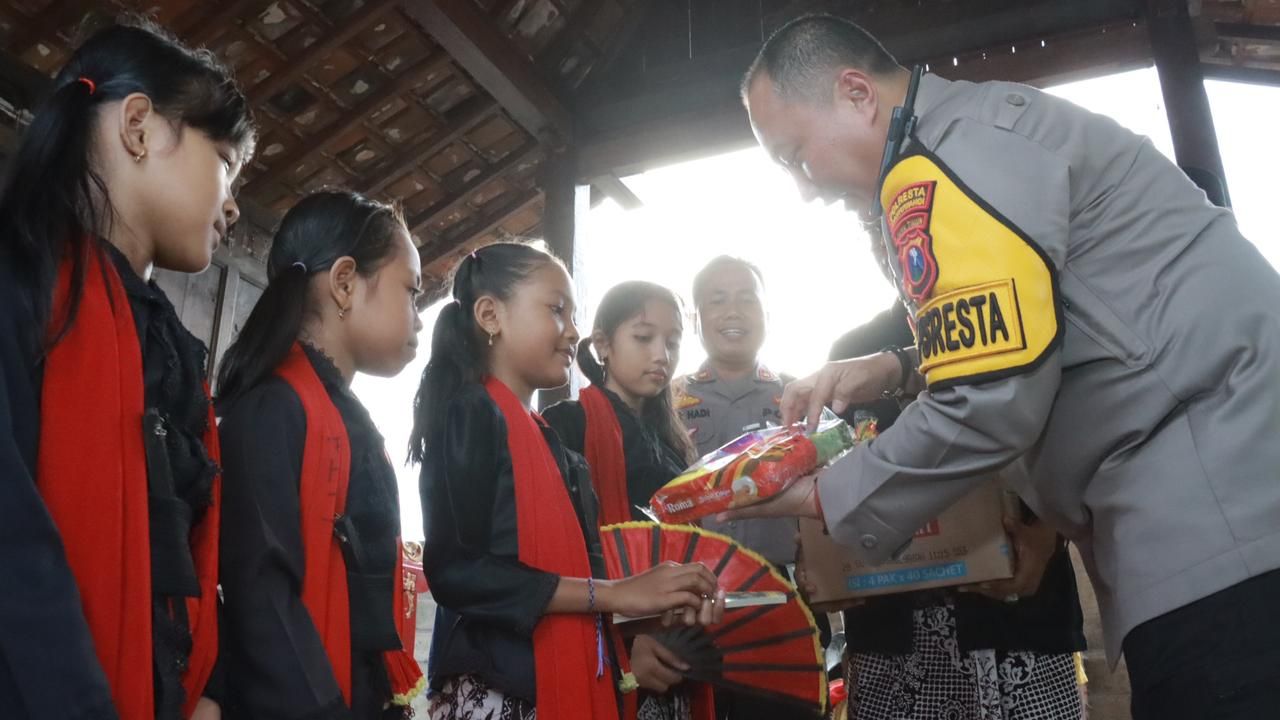 Pekan Budaya Anak, Polres Banyuwangi Bagikan Buku di Kampung Dolanan Kemirin