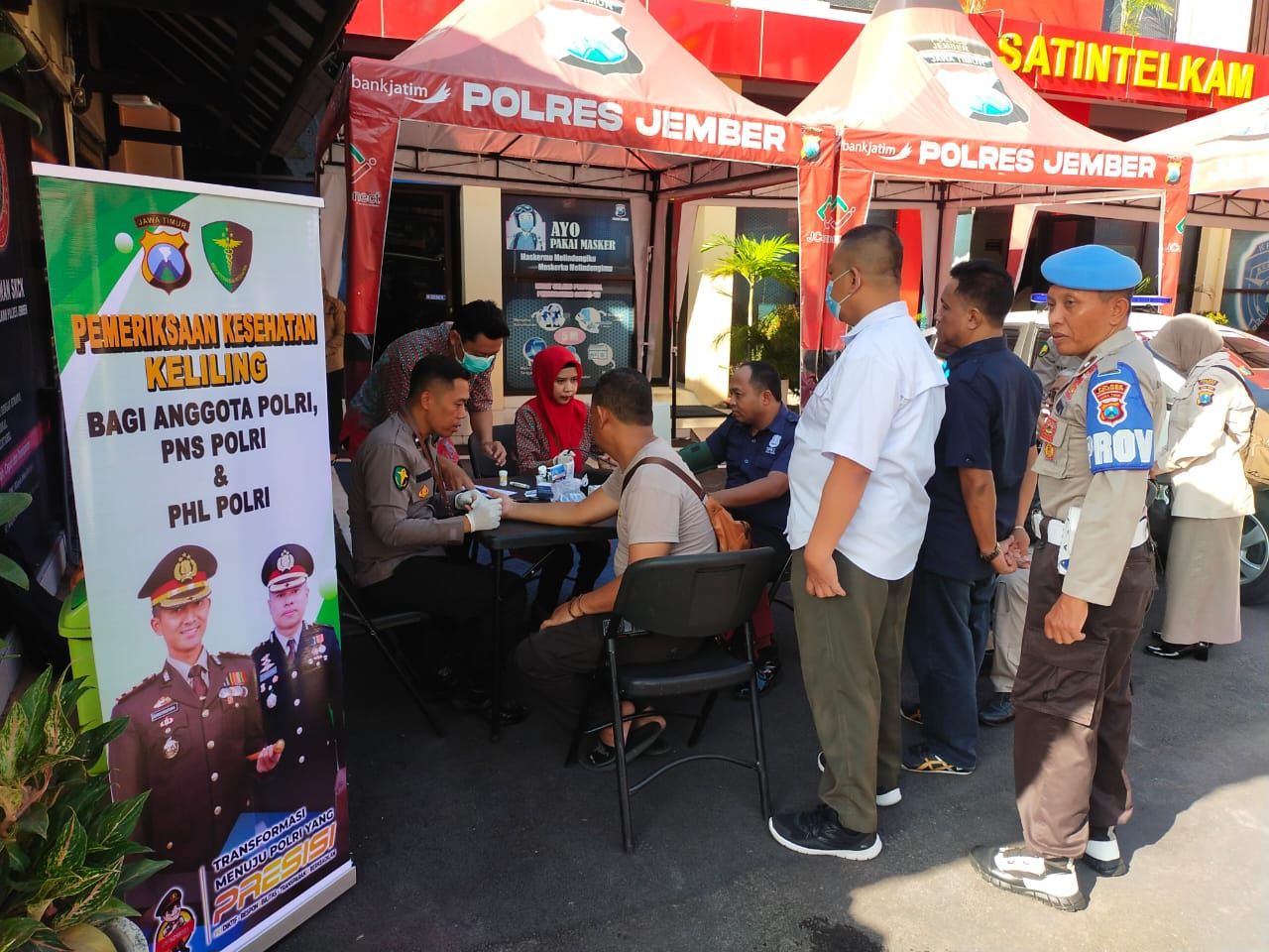 Sidokkes Polres Jember Beri Layanan Kesehatan Keliling