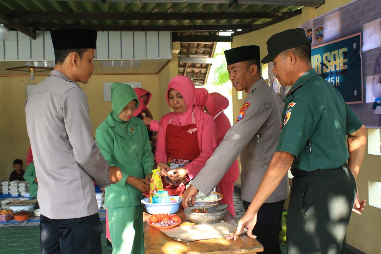 Ramadan 1445 H, Jajaran Polres Ngawi Bagikan Makanan Siap Saji Melalui Dapur SAE