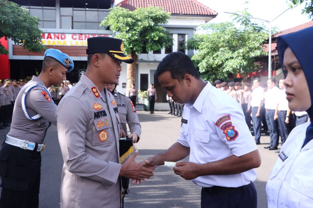 97 PHL Polres Ponorogo Menerima Kartu BPJS Ketenagakerjaan