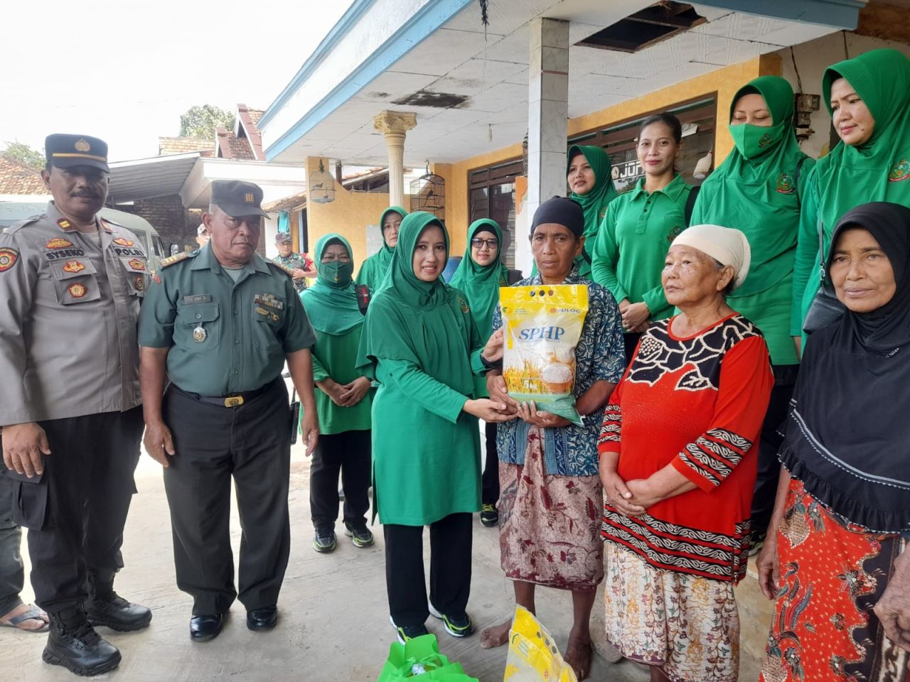 Korban Banjir Bangkalan Terima Bantuan dari Persit KCK Cabang XLVIII Dim 0829