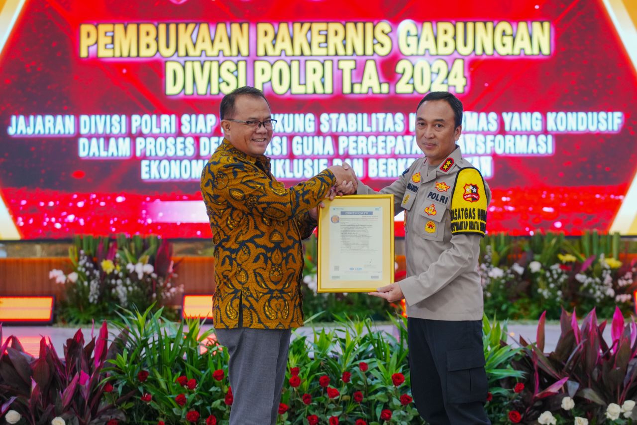 Kadivhumas Polri Irjen Pol Sandi Nugroho Terima Sertifikat ISO 9001:2015