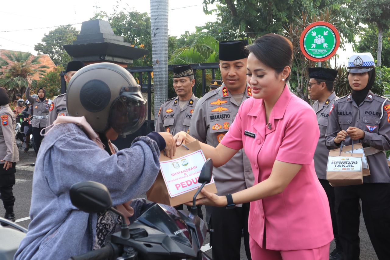 Ramadhan Berkah, AKBP Bramastyo: Takjil Cermin Sikap Peduli Sosial Polri