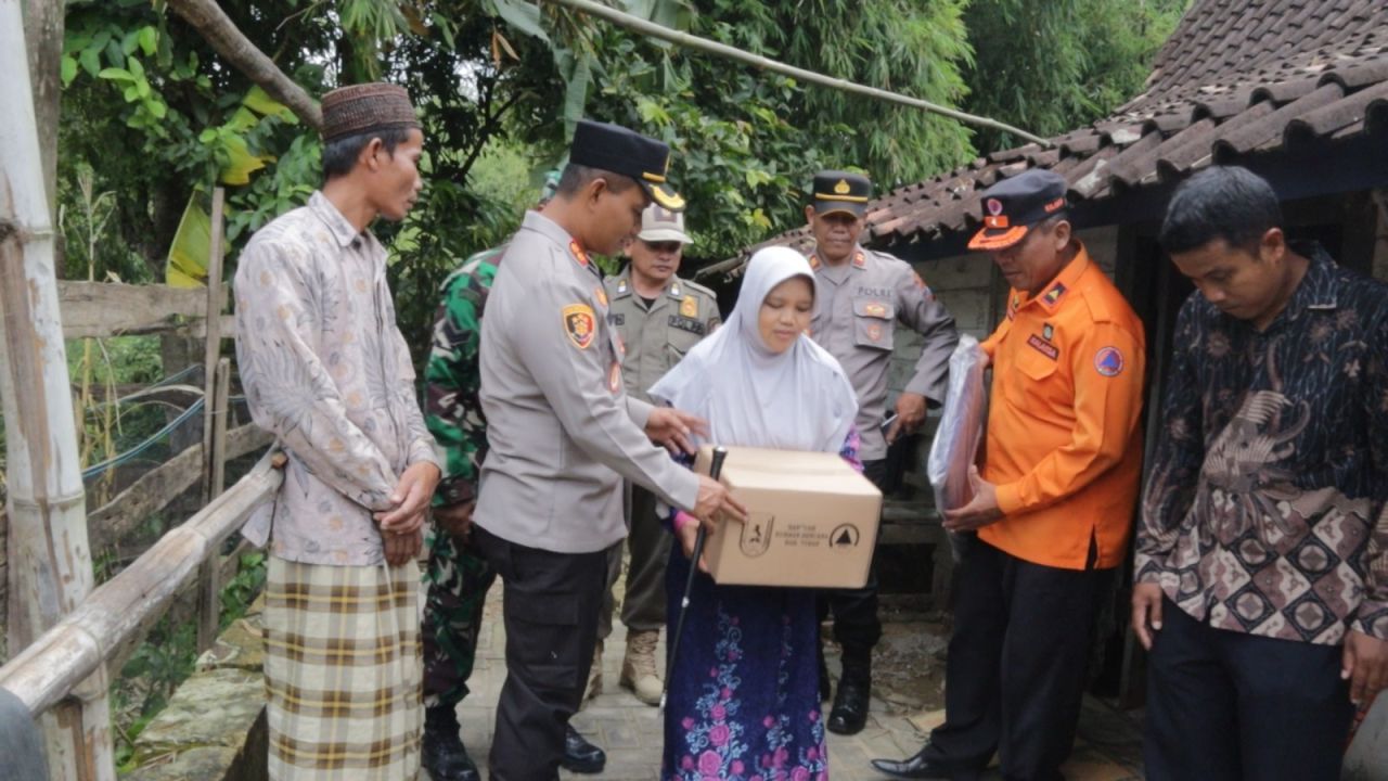 Polisi dan BPBD Tuban Salurkan Bantuan bagi Warga Terdampak Gempa