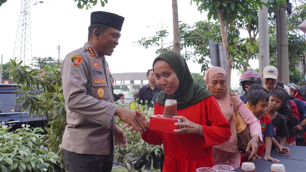 Polresta Sidoarjo Berbagi Takjil kepada Masyarakat