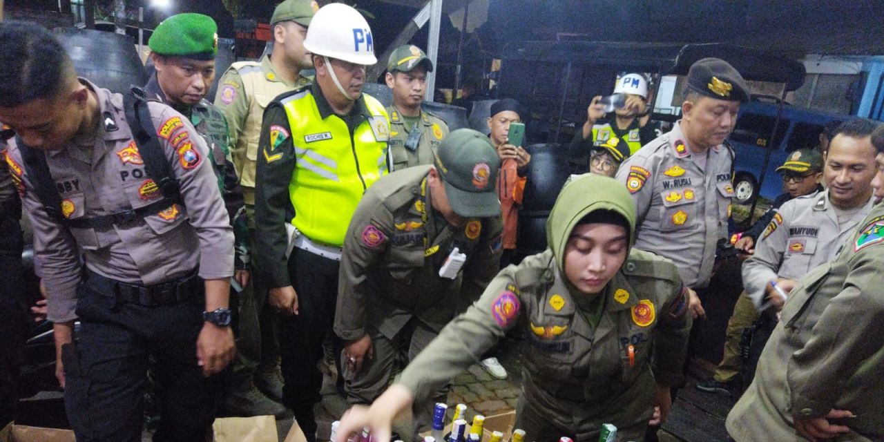 Operasi Gabungan Pekat Semeru Ratusan Botol Miras Disita