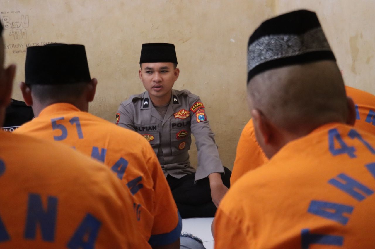 Tahanan Polres Lumajang Dapat Bimbingan Rohani Sepanjang Ramadan