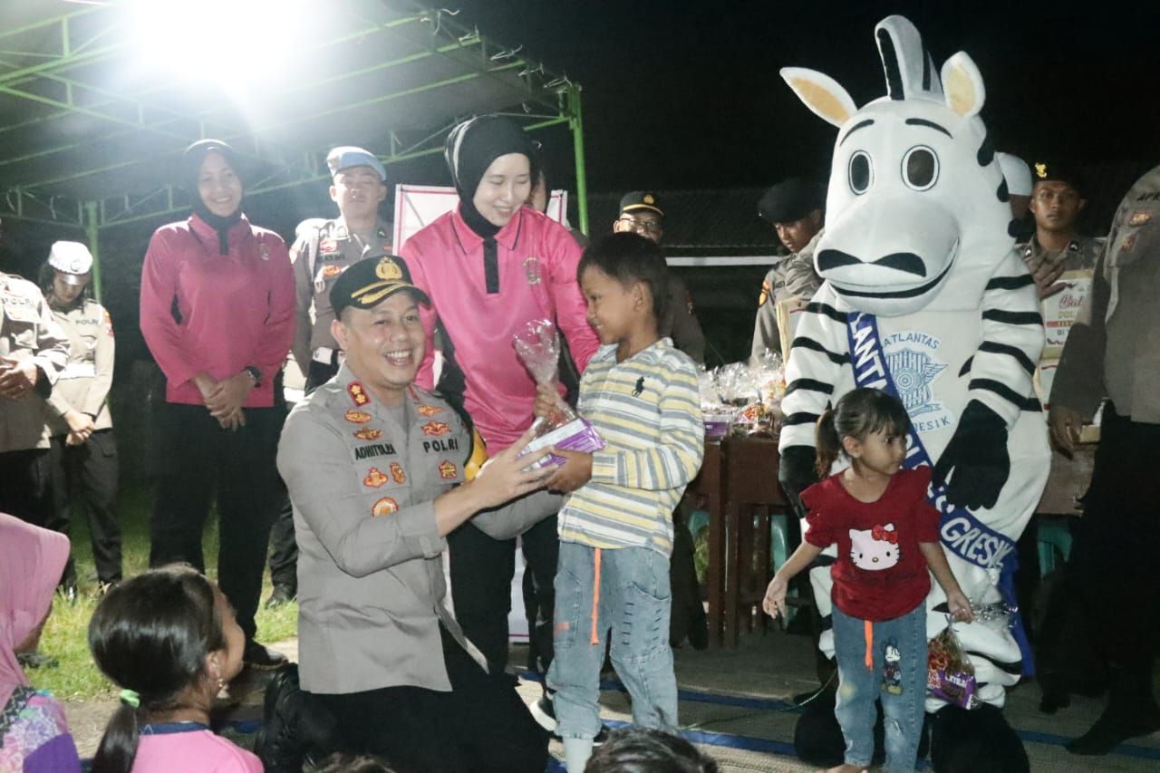 Kapolres Gresik Hibur Anak-Anak Korban Gempa di Pulau Bawean