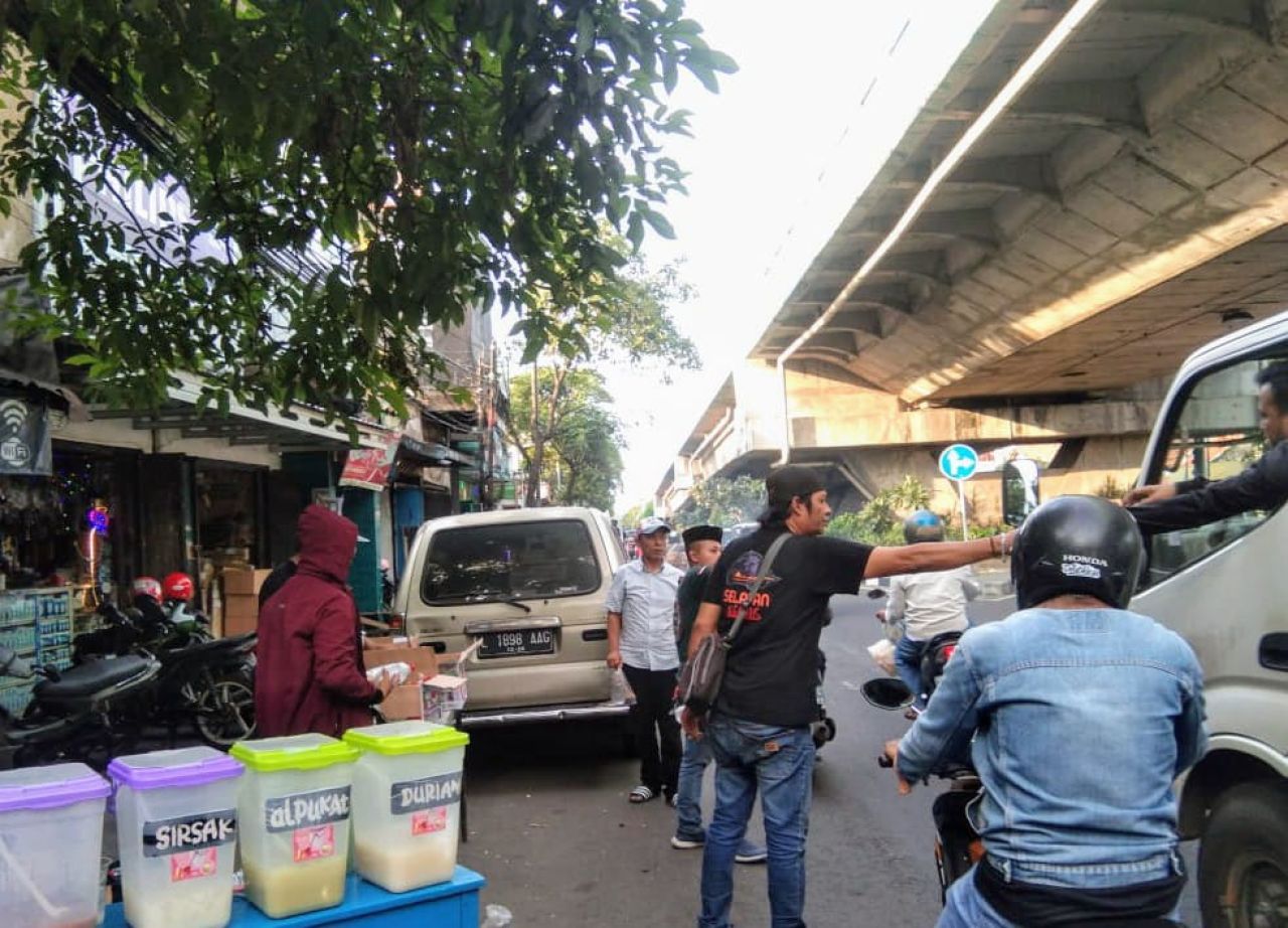 Komunitas Selatan Keras Bagi Ta'jil di Jalan Raya Kupang