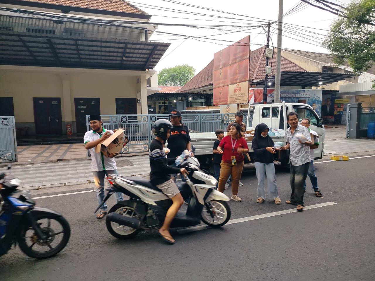 Bagi Takjil, Ketua Aliansi Wartawan Surabaya: Wujud Peduli Sesama dan Pembinaan Rohani