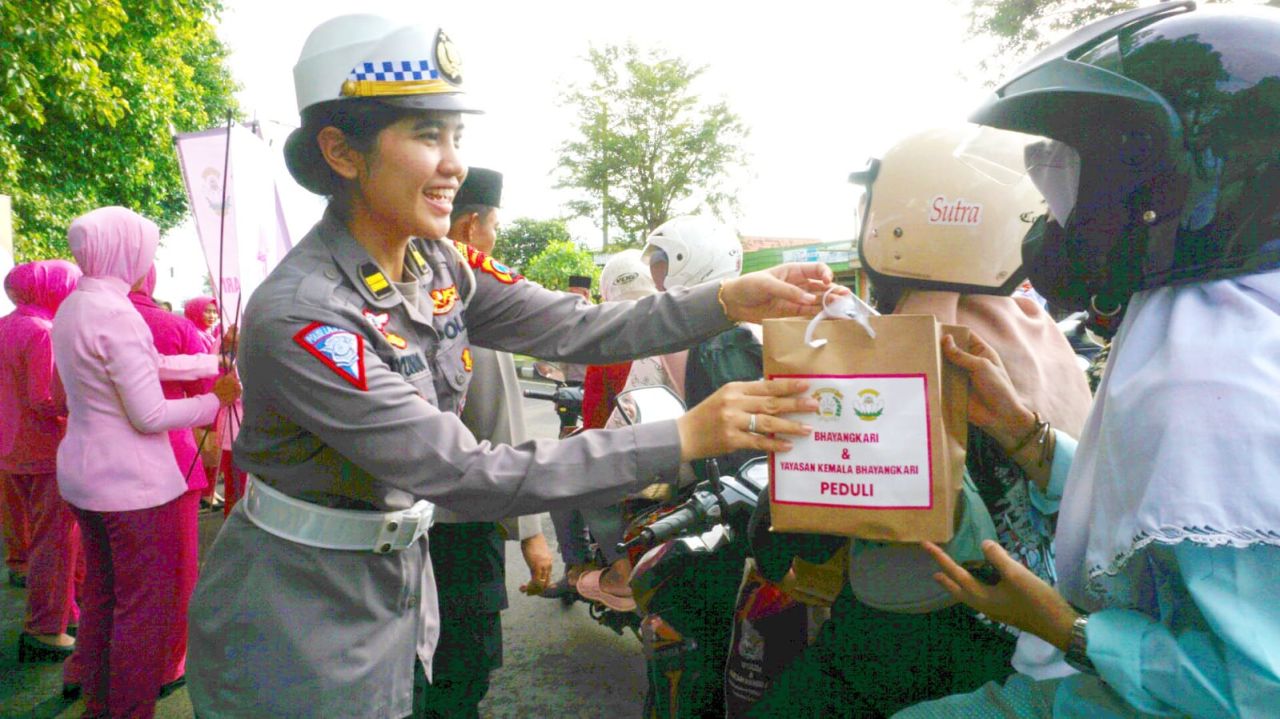 Ramadan 1445 H, Polres Bangkalan dan Bhayangkari Berbagi Kebaikan