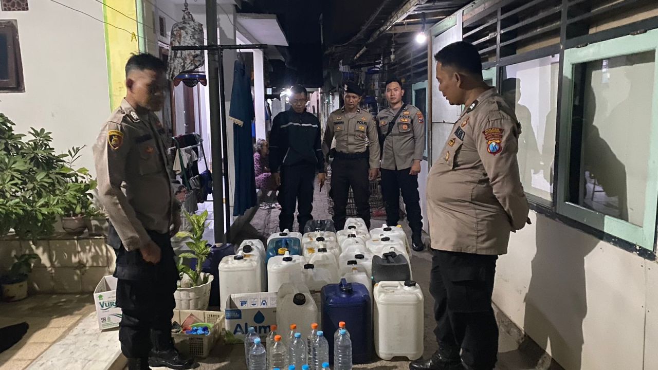 Puluhan Jerigen Isi Arak Diamankan Saat Operasi Pekat Semeru