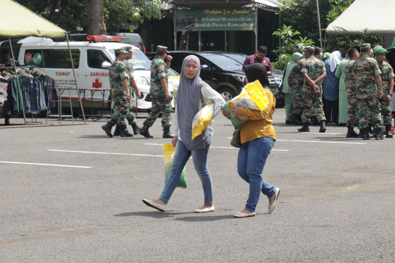 Masyarakat Serbu Bazar Murah di Kodam V Brawijaya