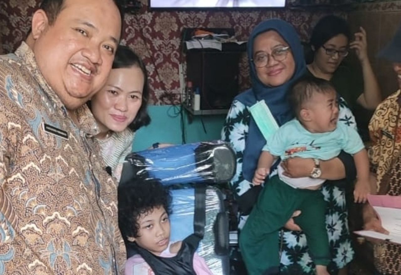 Pemkot Surabaya Bantu Penyandang Disabilitas Kursi Roda