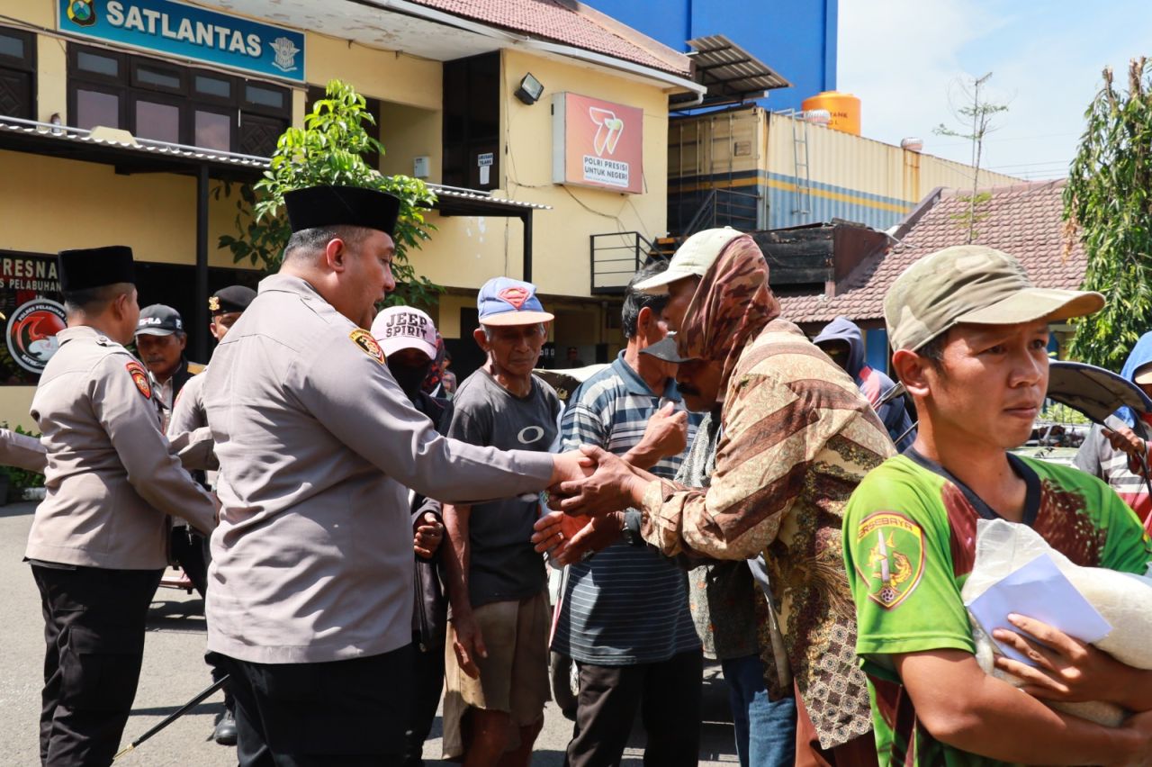 Bakti Sosial, Polres Pelabuhan Tanjung Perak Bagikan Sembako ke Kuli Panggul dan Abang Becak