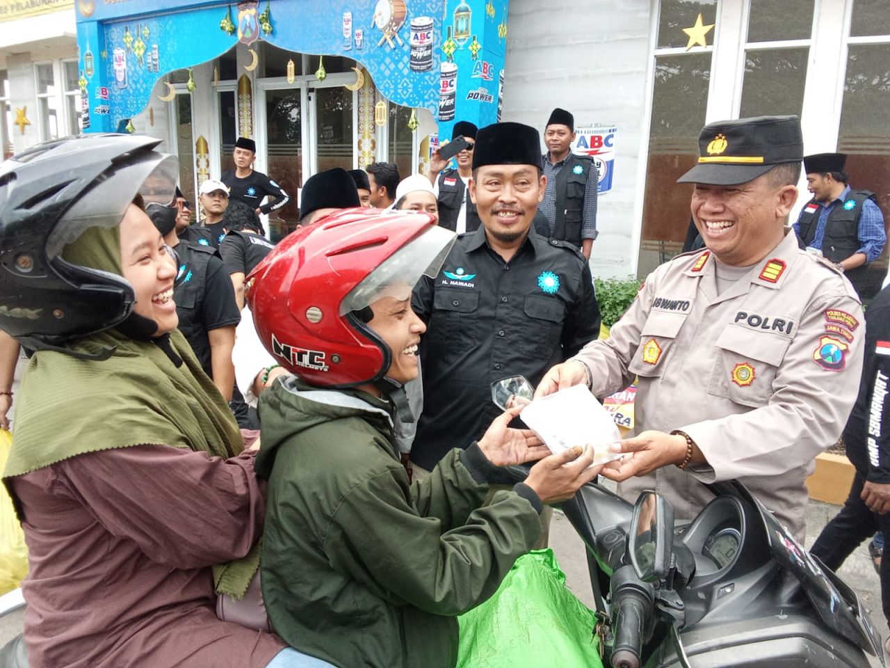 Akhir Ramadan 1445 H, Aliansi Madura Perantau Bagikan 1000 Takjil di Pospam Suramadu