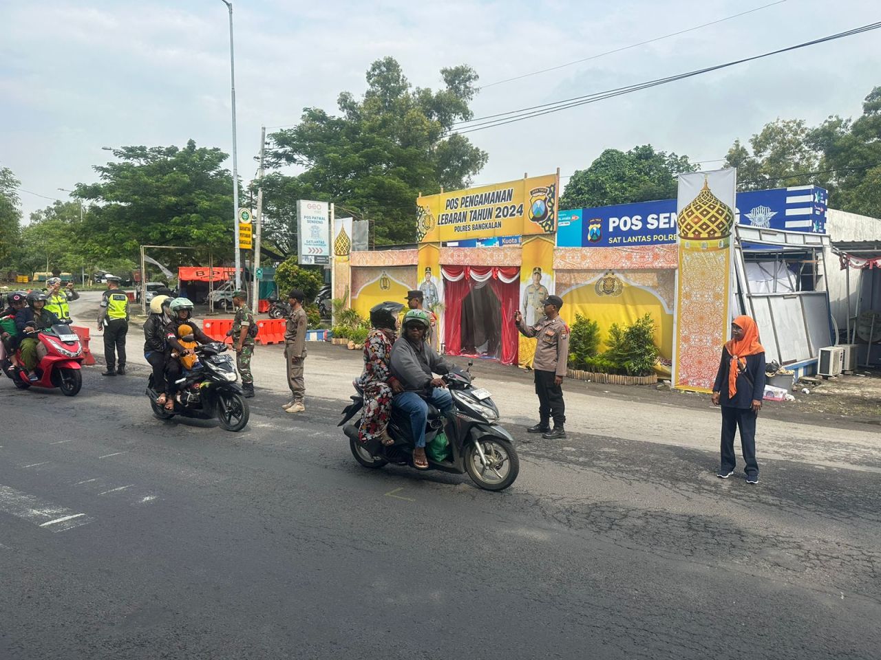 Ciptakan Keamanan, Babinsa Labang Pantau Arus Lalu Lintas Suramadu