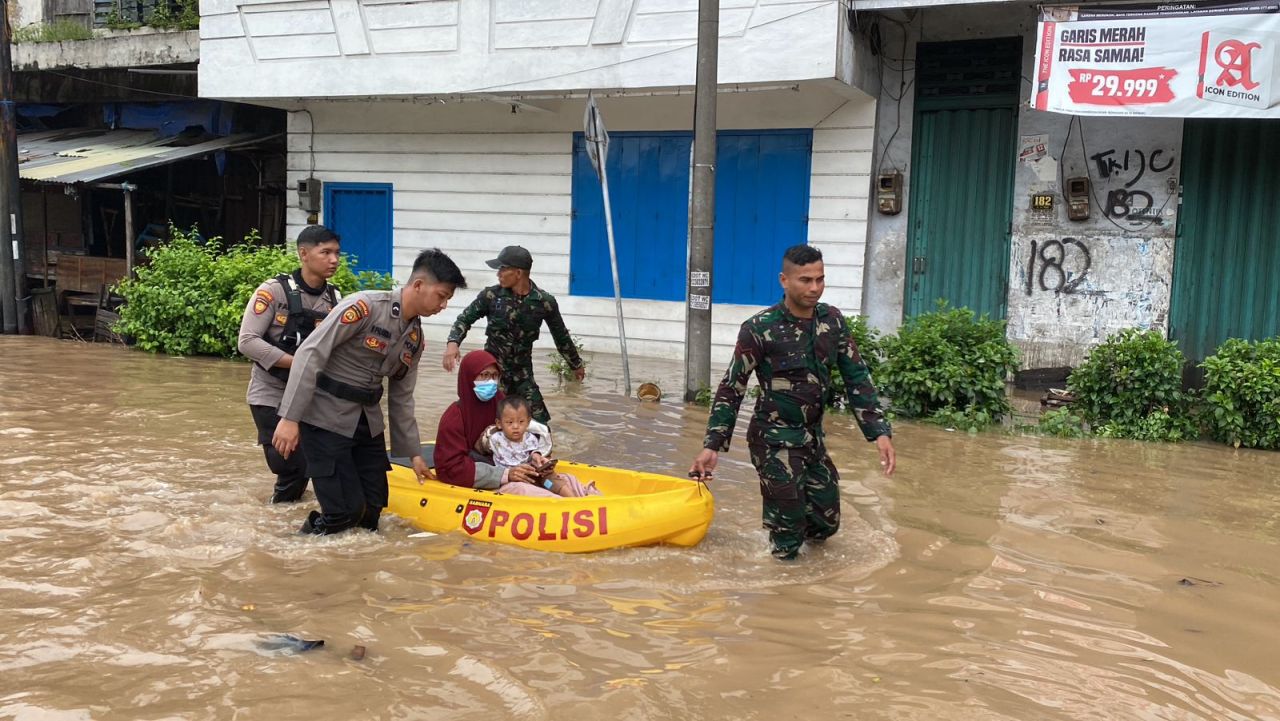 Sinergitas TNI-Polri Evakuasi Korban Banjir Pasuruan