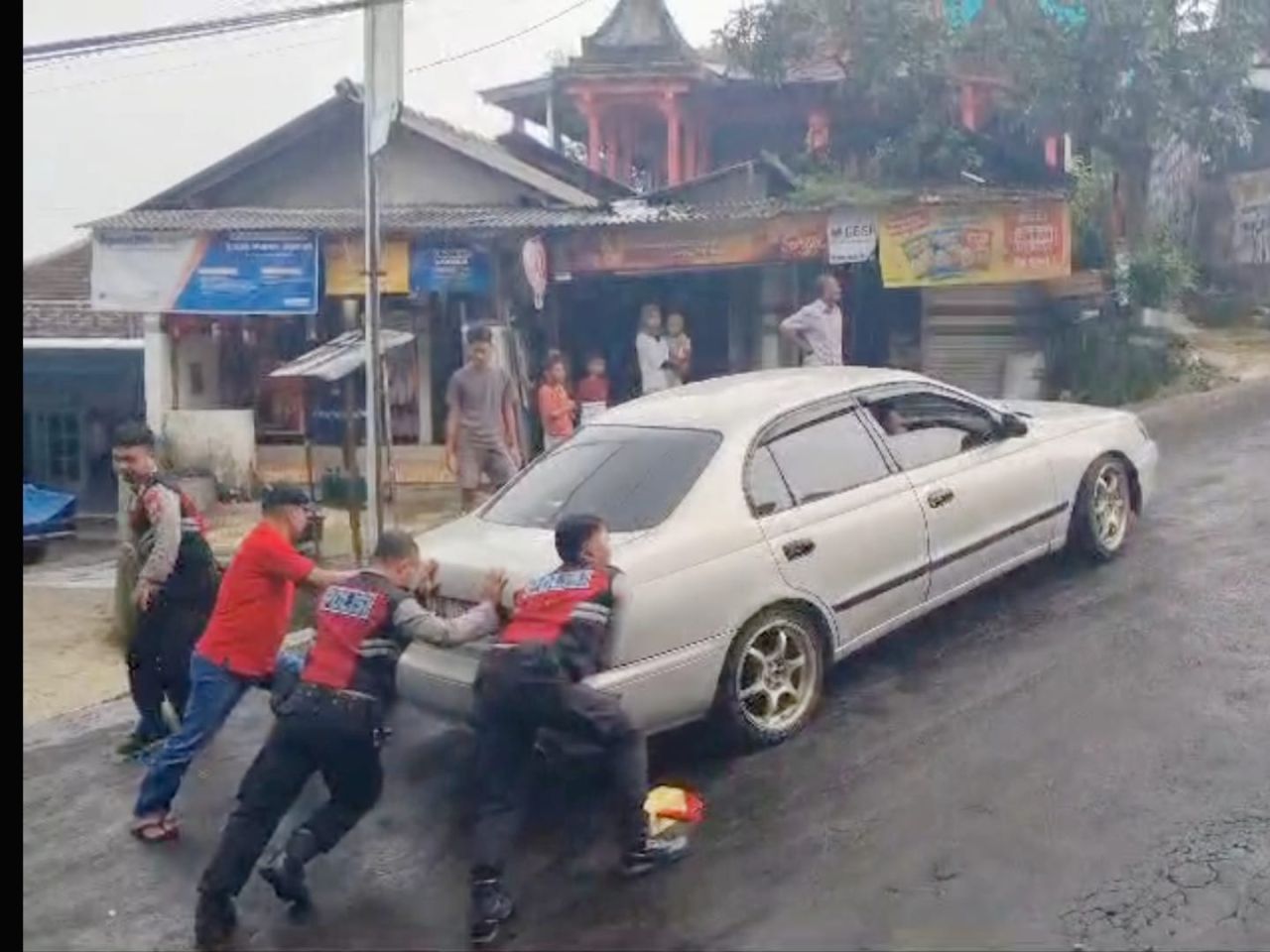 Pasukan DROGBAN Polres Magetan Disiagakan di Tanjakan Sarangan - Cemoro Sewu