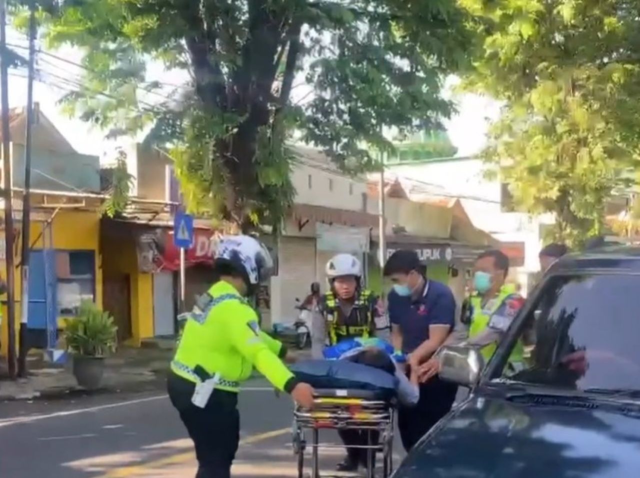 Sigap Tim Reaksi Cepat Polres Malang Evakuasi Warga Butuh Bantuan Medis