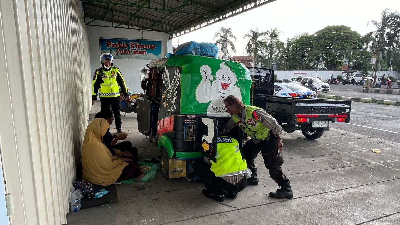 Mudik Naik Bajaj, Mogok di Mojokerto, Polisi Terjunkan Anggota