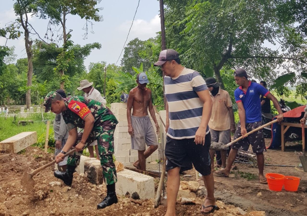 Sinergi Babinsa Bersama Warga, Bangun Fasilitas Tempat Pemakaman Umum