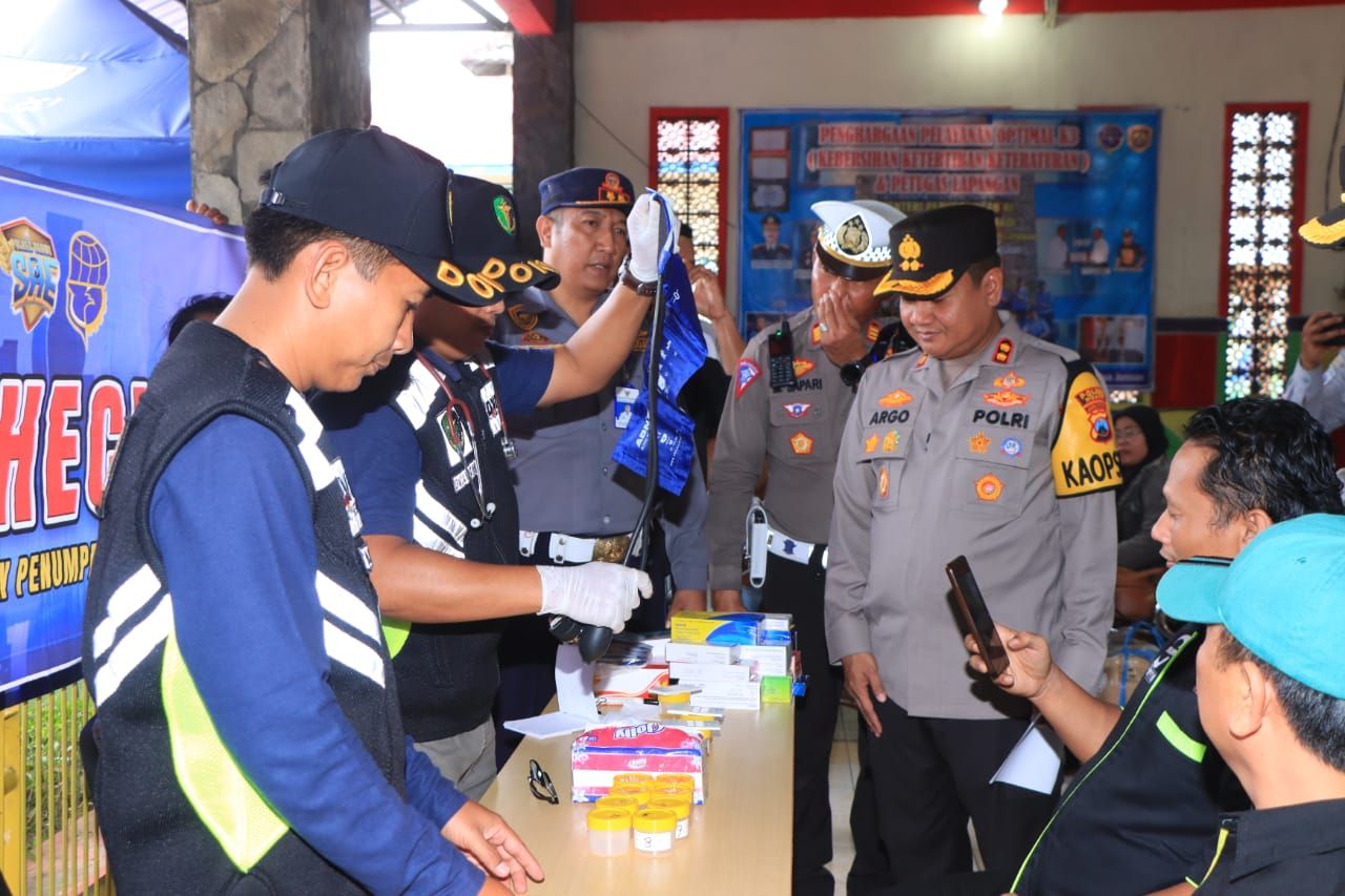 Polres Ngawi Gelar Tes Urine dan Kesehatan Sopir Angkot