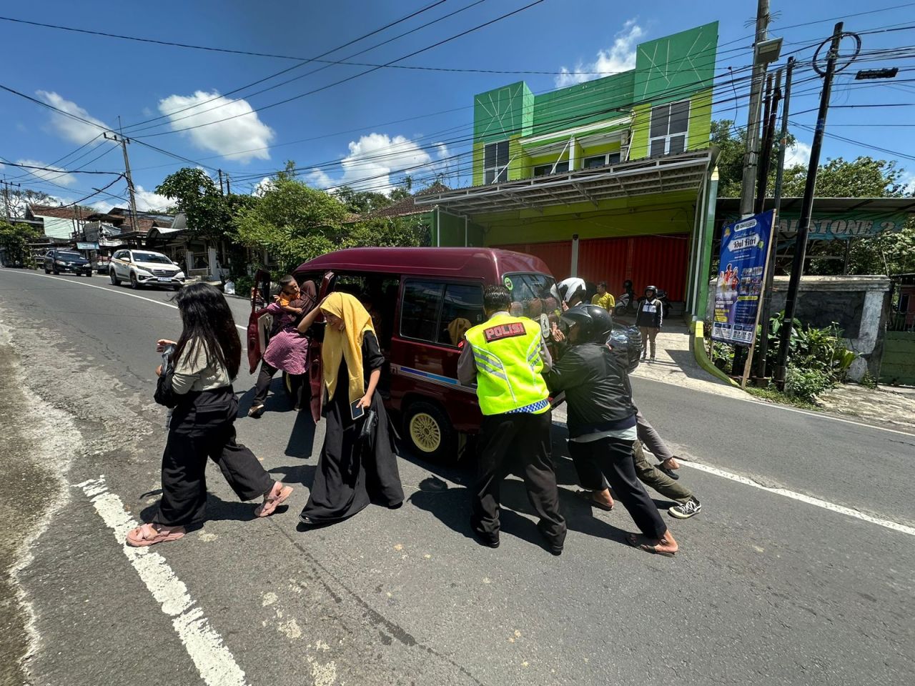 Mogok, Polisi Dorong Mobil Wisatawan di Kota Batu