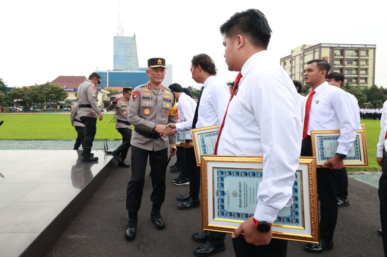 47 Anggota Berprestasi Mendapatkan Penghargaan Kapolda Jatim