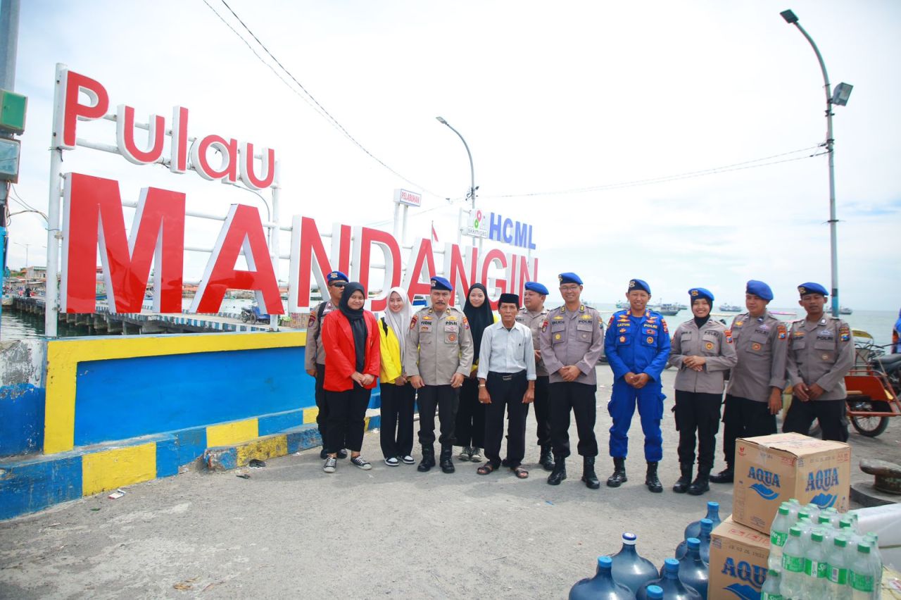 Ditpolairud Polda Jatim Gelar Program Unggulan Baharkam Polri di Pulau Mandangin