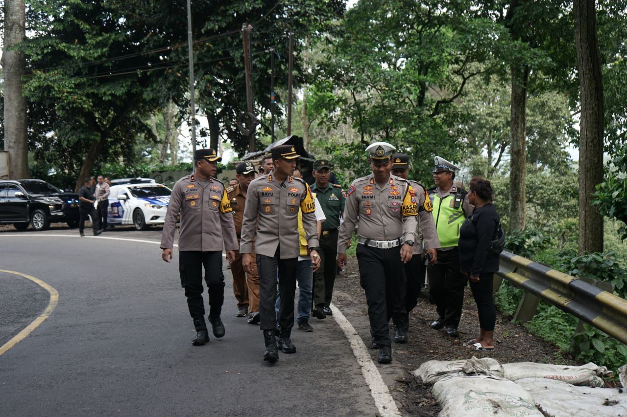 Retak Parah, Kapolres Jember Cek Jalan Lintas Gumitir