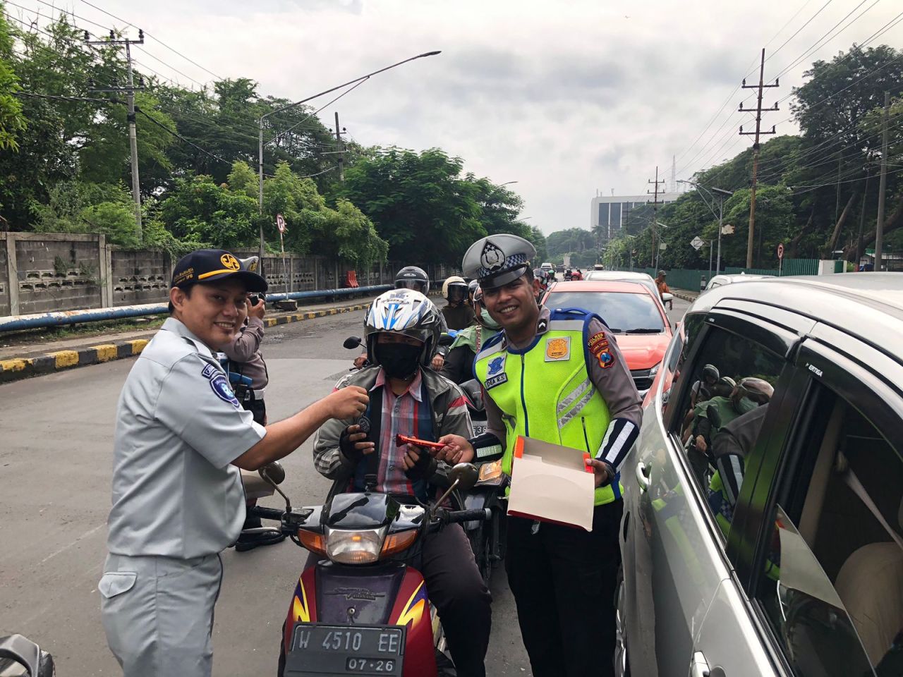 Kampanye Simpatik Polisi Berbagi Coklat