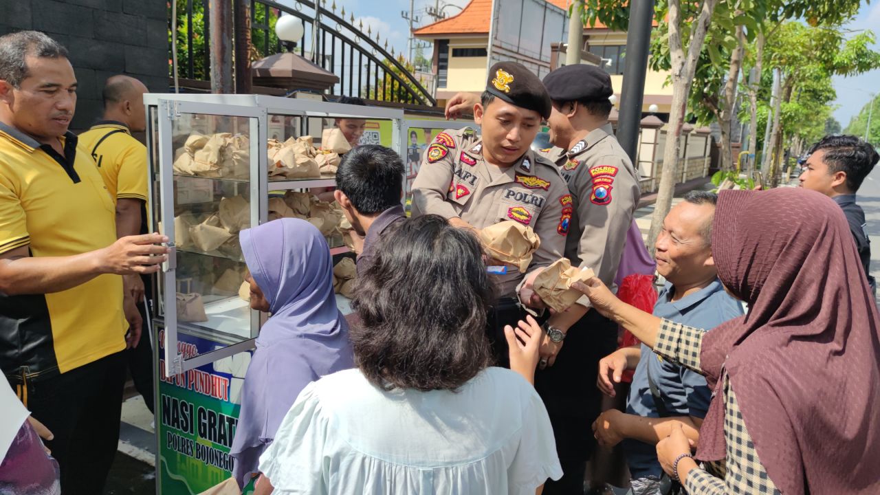 Jumat Berkah, Polisi Sediakan Etalase Hidangan Gratis