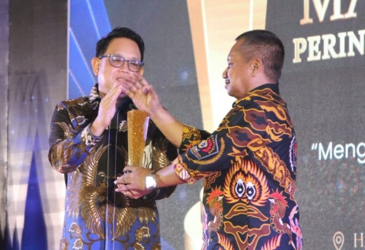 Terima PWI Jatim Award, Pj Gubernur Jatim : Dukung Sepenuhnya Kegiatan Pers