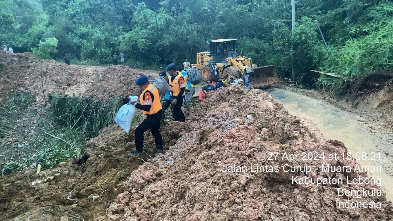 Dua Hari Tertimbun Longsor, Akses Jalan Kelurahan Rimbo Berhasil Dibuka